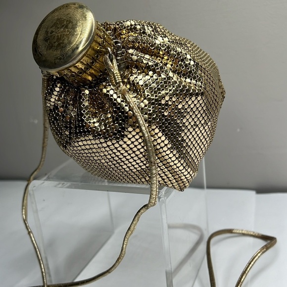 Whiting and Davis Gold Chain Mesh Link Expandable Top Pop Beggars Crossbody Bag - Picture 1 of 11